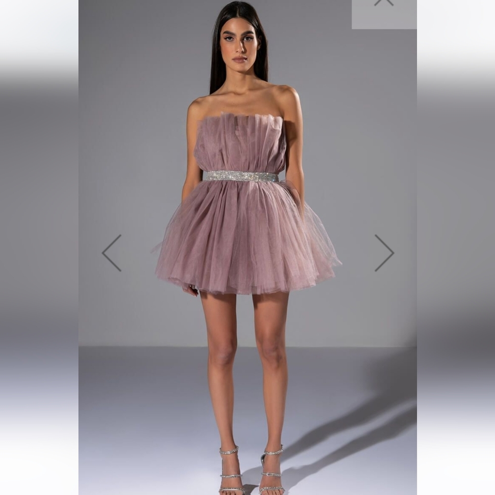 Beautiful pleated dress with rhinestone band L & M
